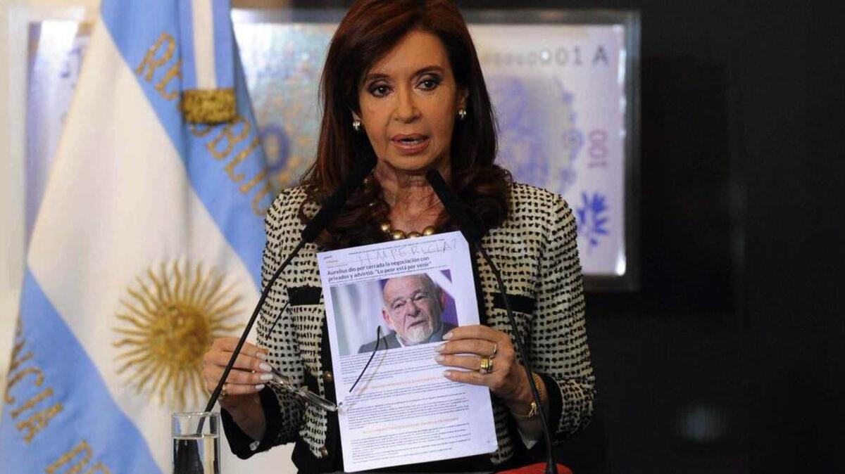 La expresidenta argentina Cristina Fernández habla durante un acto oficial donde presentó un plan de construcción de viviendas el 14 de agosto de 2014, en la Casa Rosa de Buenos Aires (Argentina).