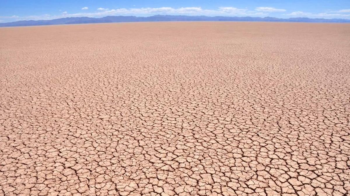 Fotografía del 11 de diciembre de 2015, de un sector del lago Poopó, que hoy está casi totalmente seco, en Oruro (Bolivia). El segundo lago más grande de Bolivia, el Poopó, está en un proceso de desertización en la zona andina del país debido al cambio climático, los fenómenos de El Niño y la Niña y la contaminación minera, afirmaron hoy investigadores y campesinos.