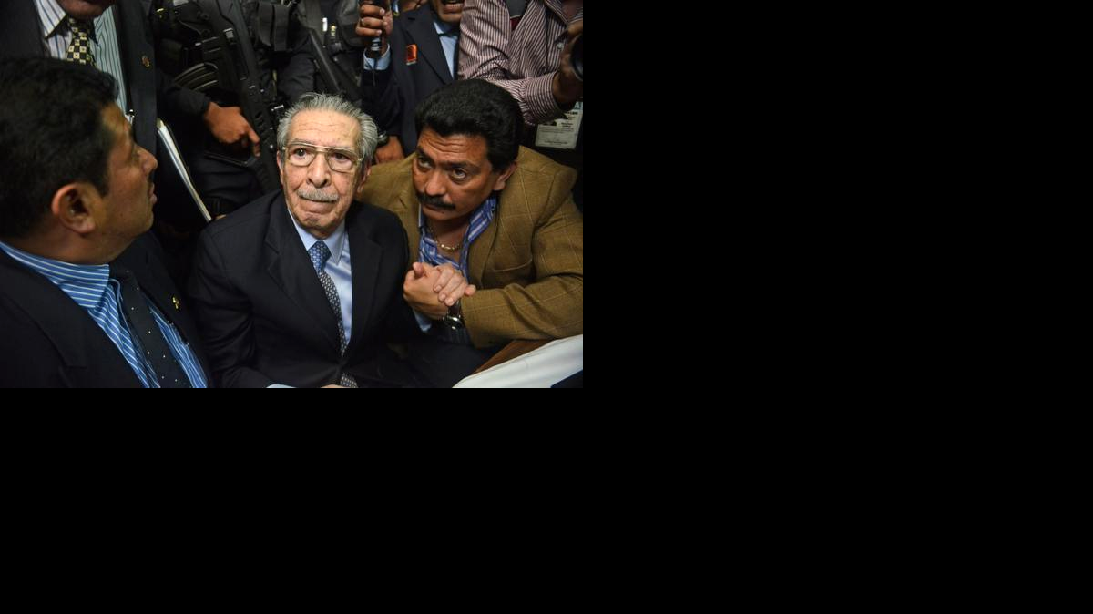 
El ex dictador de Guatemala, Efraín Ríos Montt, con sus abogados tras escuchar su sentencia por cargos de genocidio, en un tribunal de Ciudad de Guatemala en mayo del 2013.

