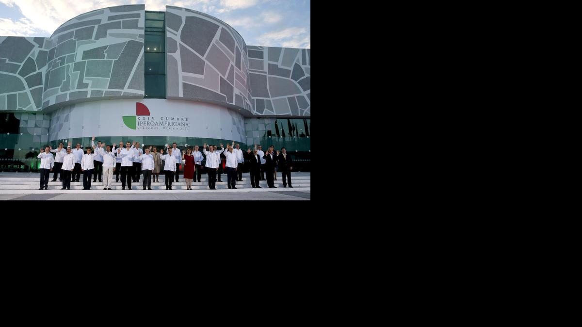 
Foto de todos los mandatarios participantes en la XXIV Cumbre Iberoamericana de jefes de Estado y de gobierno, inaugurada el lunes en la ciudad mexicana de Veracruz. 
