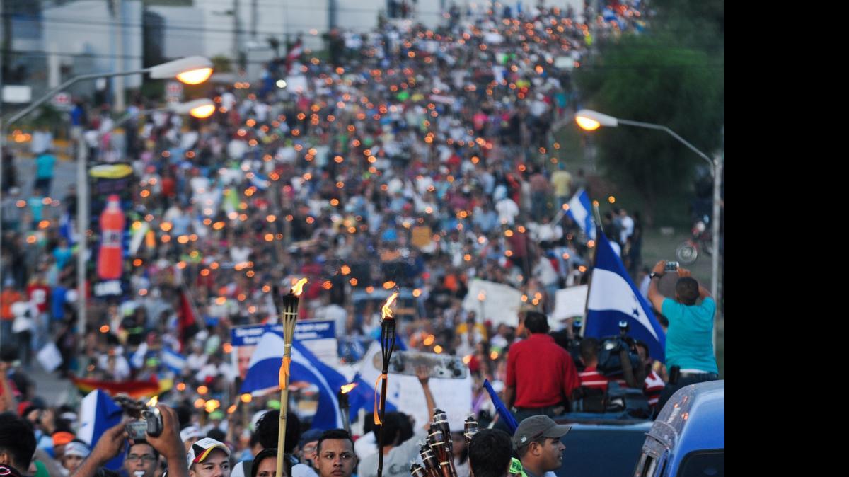 
Hondureños exigen el viernes la renuncia del presidente de Honduras, Juan Orlando Hernández, en Tegucigalpa, tras las acusaciones de la oposición de presunto uso de fondos públicos en su campaña.
