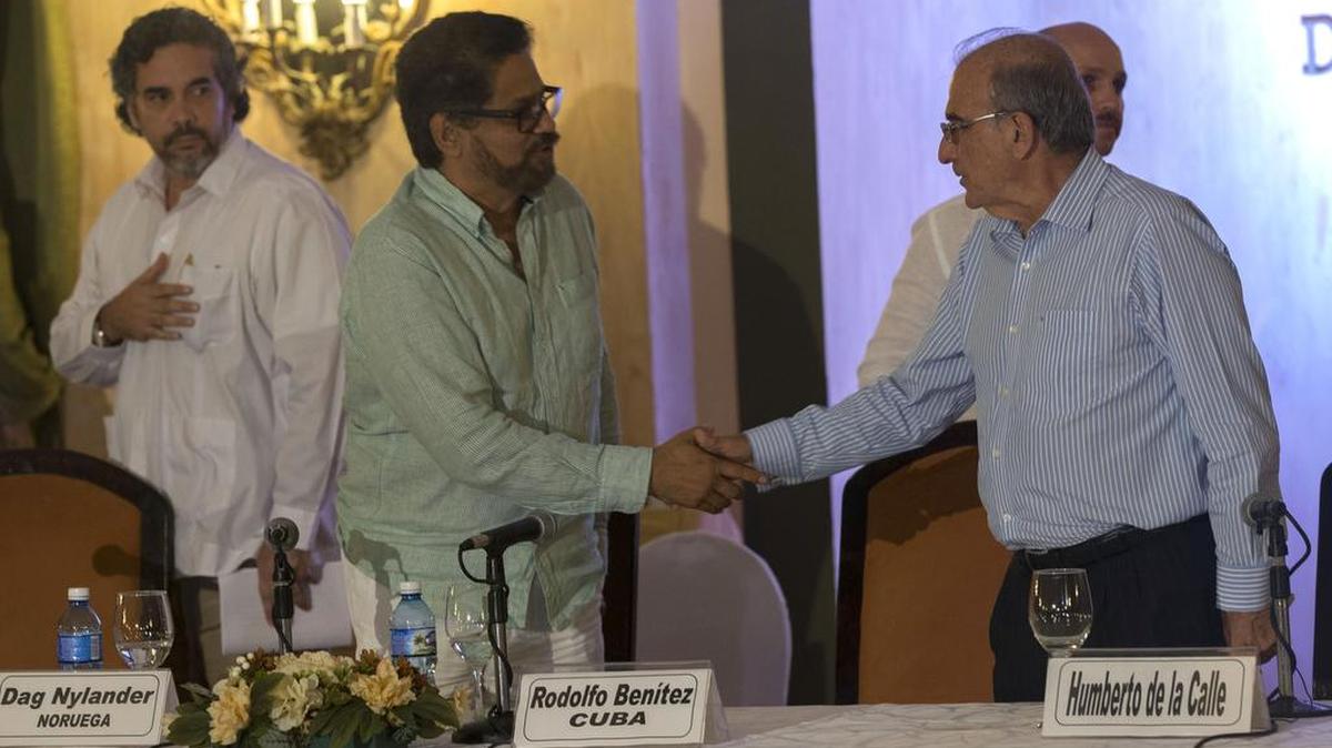Humberto de la Calle (der.) jefe negociador por el gobierno colombiano saluda en La Habana a Iván Márquez, jefe de las FARC.