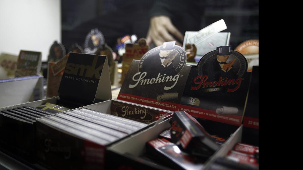 
Fotografía de varios paquetes de hojillas de papel para fabricar cigarrillos de marihuana en Montevideo, Uruguay. Desde tierra especial, medidores de humedad y libros sobre el cultivo de marihuana hasta tijeras para cortarla son algunos de los productos cuya oferta ha aumentado en ese país. 
