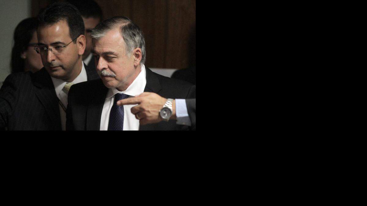 
Paulo Roberto Costa (der.), se convirtió en el principal delator de una millonaria trama de corrupción en la petrolera brasileña Petrobras, tras aceptar cooperar con las autoridades de Brasil. El escándalo centró el debate de las elecciones presidenciales del gigantes sudamericano.
