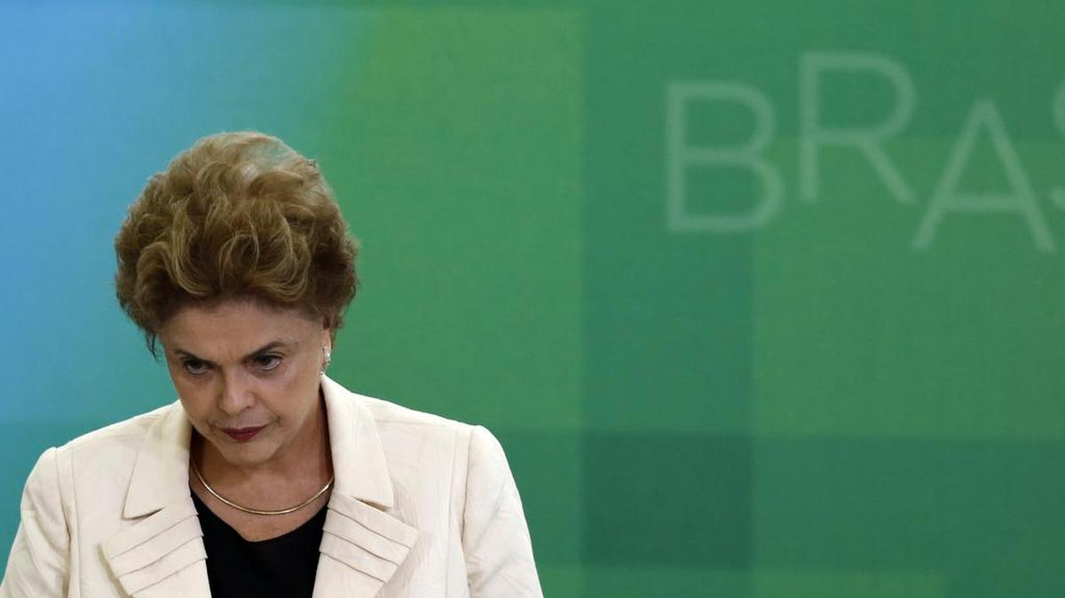 La presidenta de Brasil Dilma Rousseff en la juramentación de su nuevo jefe de Gabinete, el ex presidente Luiz Inacio Lula da Silva,el 17 de marzo de 2016.