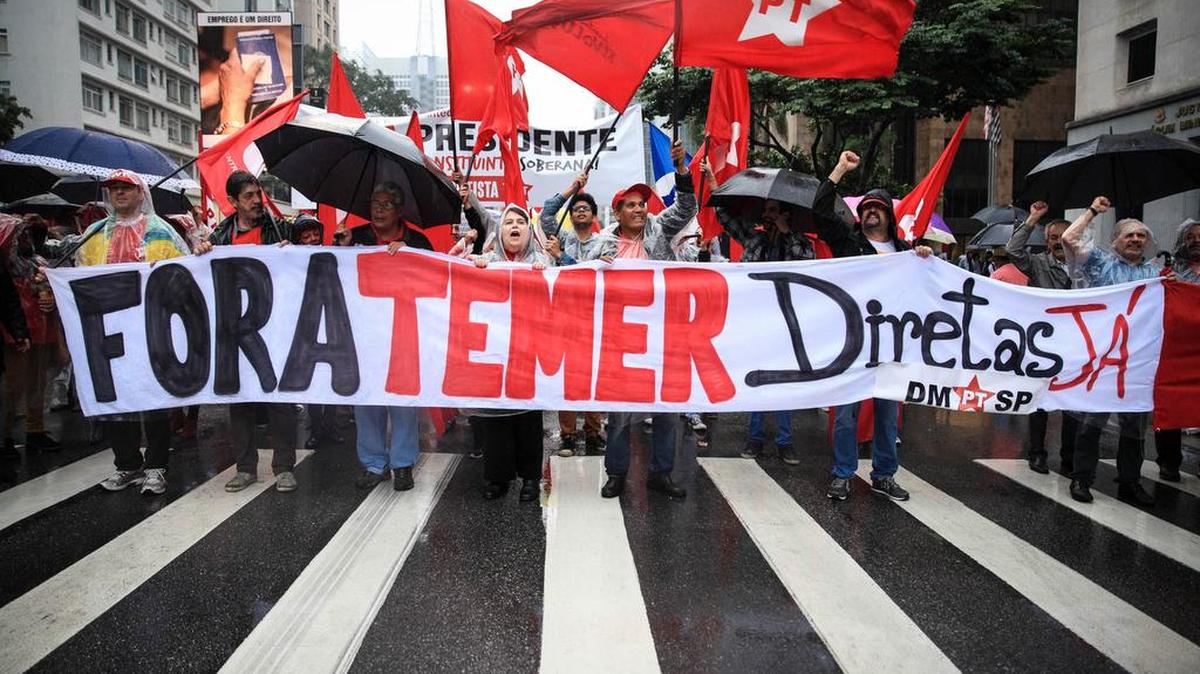 Manifestantes participan en una protesta el domingo 21 de mayo de 2017, en la avenida Paulista, en Sao Paulo (Brasil), pidiendo la renuncia del presidente de Brasil, Michel Temer.