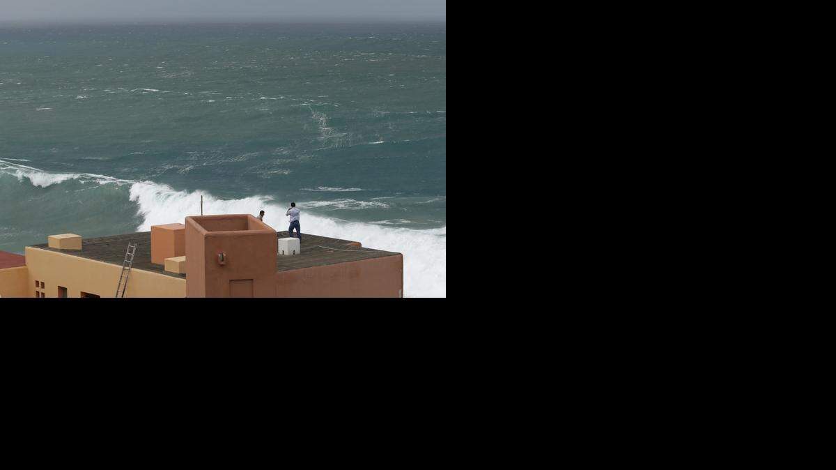 
Un hombre toma una foto desde el techo de una edificación en un resort en Los Cabos, México, el domingo. El huracán Odile amenaza a Baja California.


