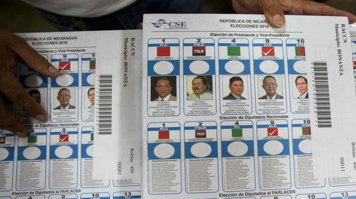 Trabajadores del Consejo Supremo Electoral (CSE) de Nicaragua empacan material electoral el miércoles, 19 de octubre de 2016, a ser distribuido a distintos departamentos y municipios del país para los comicios del próximo 6 de noviembre, en los que el presidente del país, Daniel Ortega, busca su cuarto mandato y tercero consecutivo, en Managua (Nicaragua).
