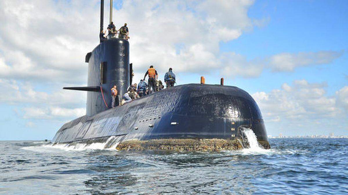ARCHIVO - En esta foto de archivo sin fecha provista por la Armada Argentina se muestra al submarino ARA San Juan diesel-eléctrico construido en Alemania, cerca de Buenos Aires, Argentina. 