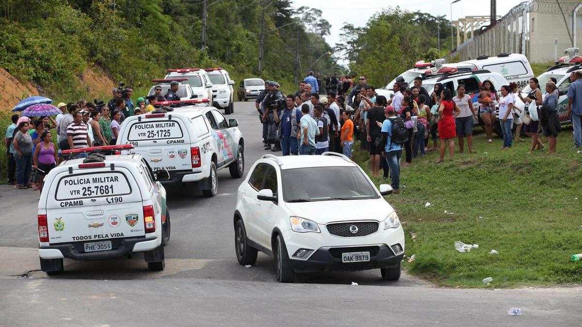 Familiares esperan por noticias el lunes 2 de enero de 2017, después de un violento enfrentamiento entre dos facciones rivales en un complejo penitenciario de Manaos, capital del estado de Amazonía (Brasil).