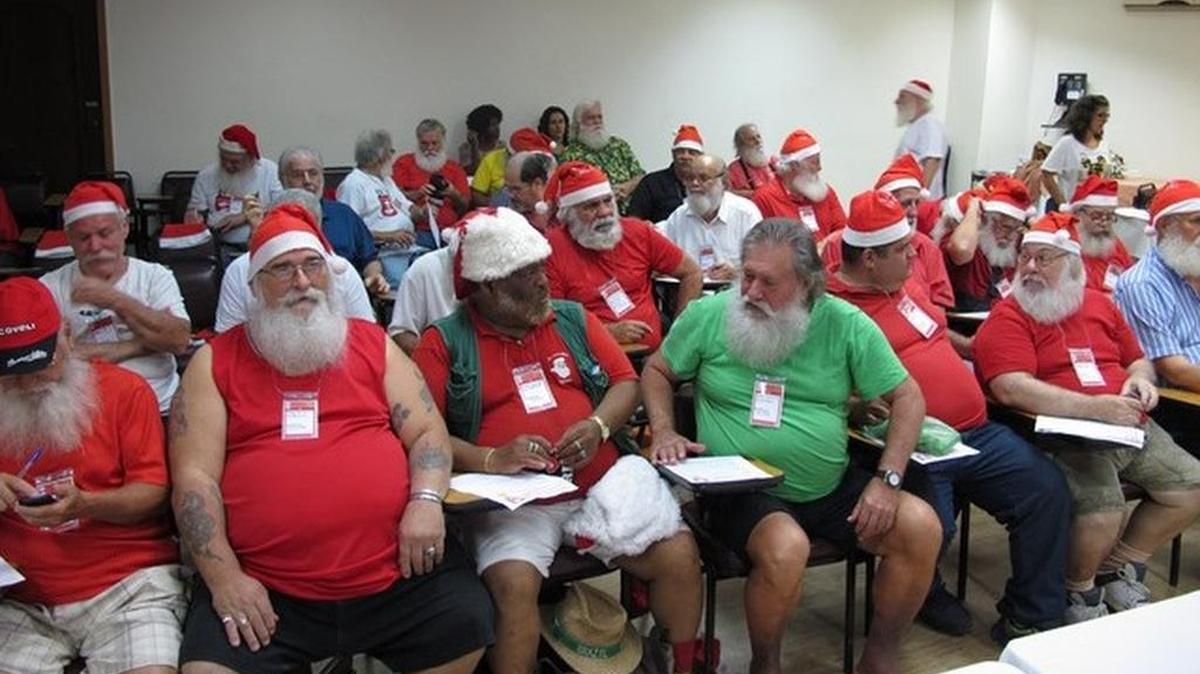 Aspirantes a Papá Noel asisten a un curso en la Escuela de Papá Noel de Brasil.