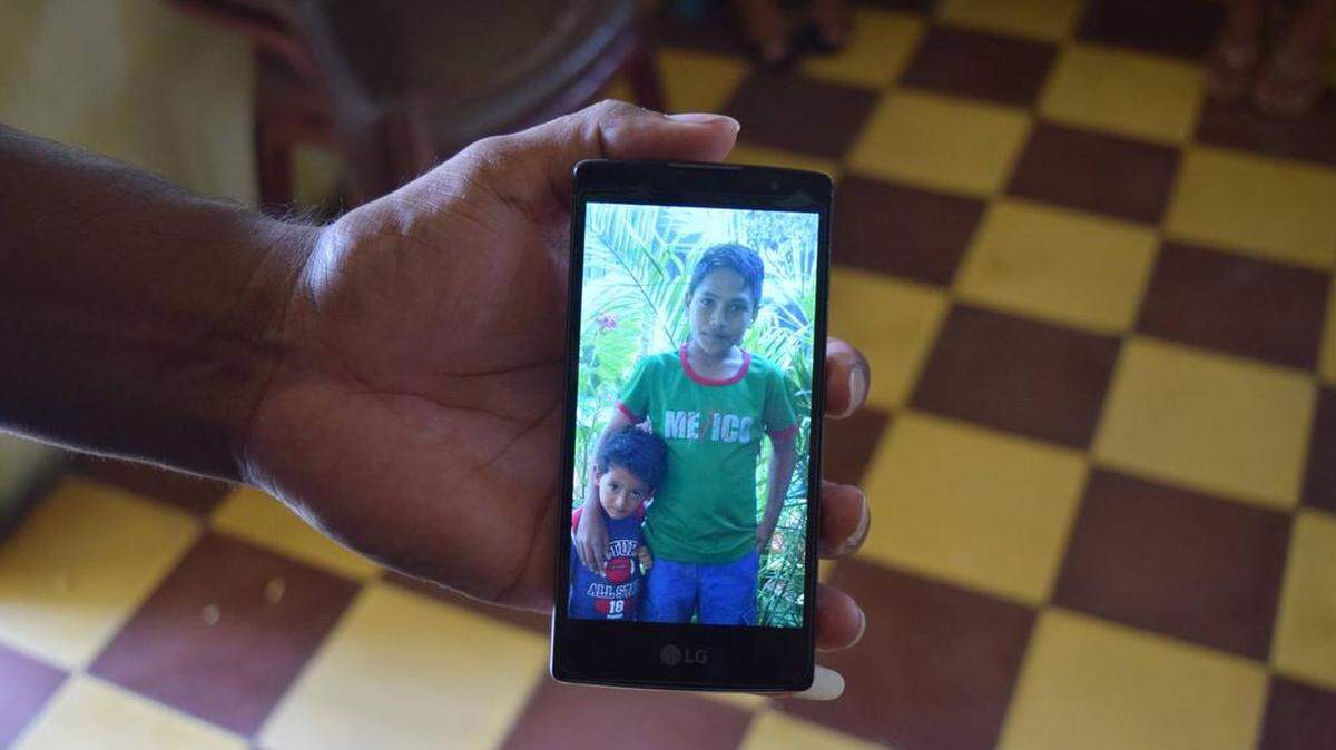 José Cáceres muestra en el teléfono una foto de sus hijos en Yoro, Honduras. Brayan, de 11 años, fue separado de su padre hace dos meses cuando trataron de entrar a Estados Unidos. Cáceres fue deportado a Honduras y Brayan está en un albergue en Maryland.