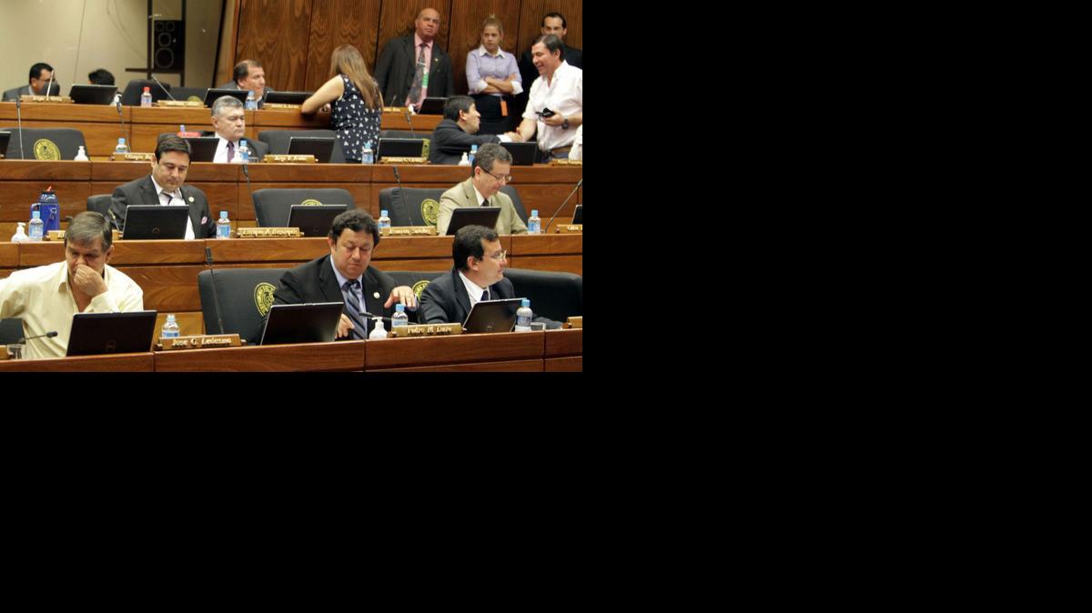 
Diputados paraguayos participan en una sesión el miércoles en la sede del congreso de Asunción, donde se decidió llevar a juicio político a tres miembros de la Corte Suprema de Justicia.
