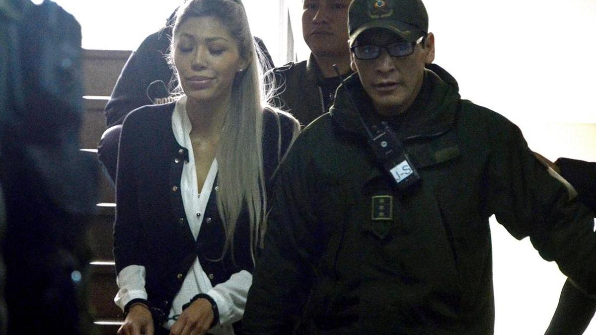 Gabriela Zapata Montaño, ex pareja del presidente de Bolivia, Evo Morales, sale de una audiencia cautelar el domingo en La Paz. Una juez ordenó prisión preventiva para Zapata.