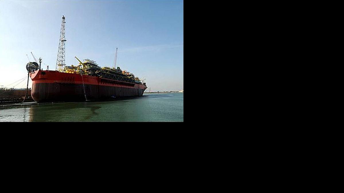 
Fotografía cedida por BW Offshore el miércoles que muestra al navío-plataforma FPSO Cidade de Sao Mateus de la petrolera estatal brasileña Petrobras, en donde se registró una explosión mientras permanecía anclado en el Atlántico a varios de kilómetros de la costa del estado de Espírito Santo.
