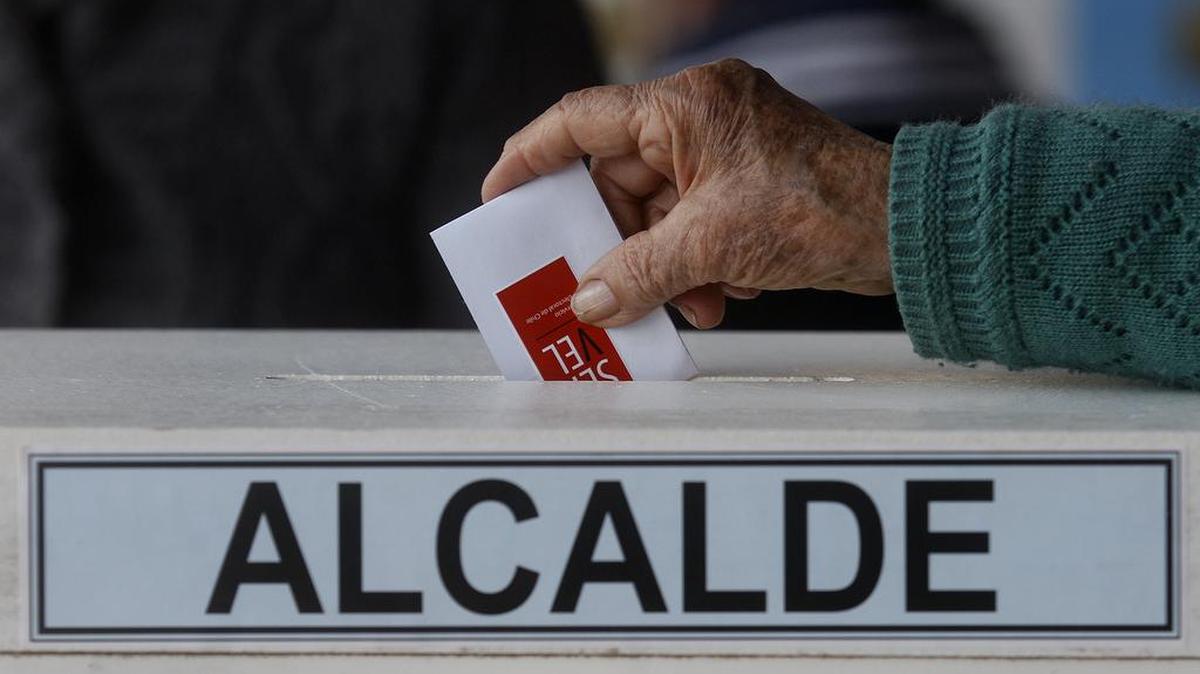 Personas asisten a votar en Santiago de Chile el domingo 19 de junio de 2016, durante las primarias chilenas con miras a las elecciones municipales del próximo mes de octubre.