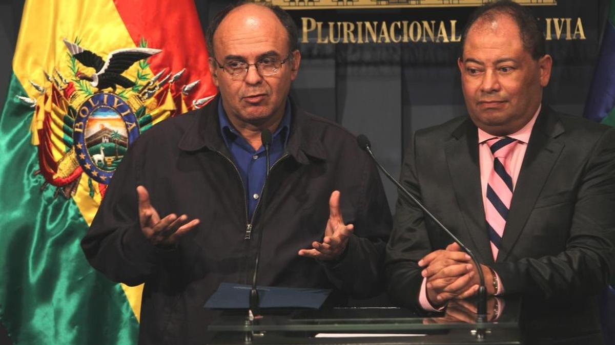 El ministro de Defensa de Bolivia, Reymi Ferreira (izq.) y el ministro de Gobierno de Bolivia, Carlos Romero, durante una rueda de prensa el miércoles, en La Paz .