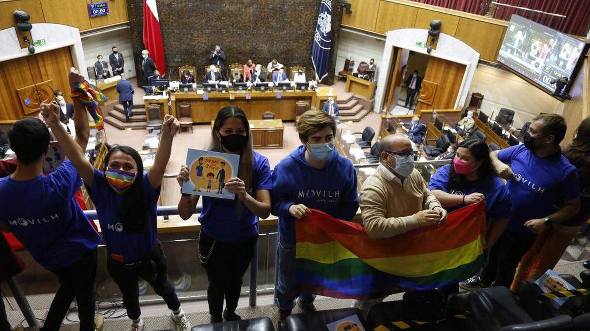 Integrantes de diferentes movimientos sociales celebran en el Senado tras la aprobación de un proyecto de ley para legalizar el matrimonio entre personas del mismo sexo en Chile, en el Congreso Nacional en Valparaíso, Chile, el 7 de diciembre de 2021. - El Congreso de Chile aprobó el martes un proyecto de ley largamente esperado. para legalizar el matrimonio entre personas del mismo sexo. Foto de DEDVI MISSENE / AFP a través de Getty Images