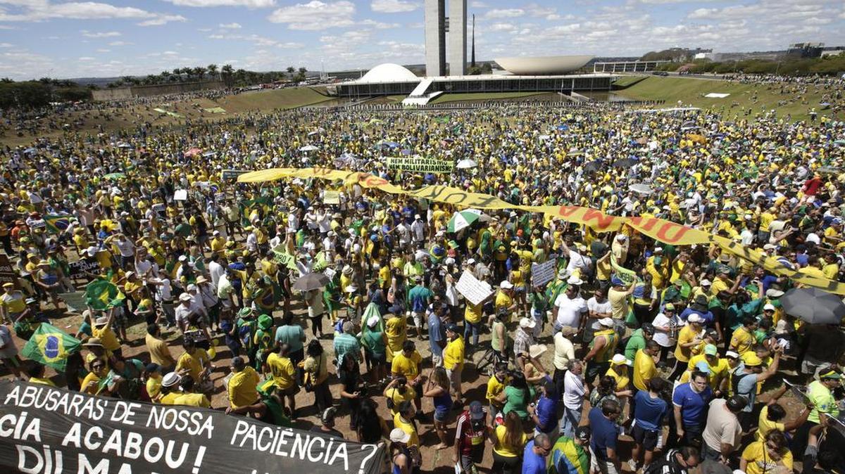
Miles de manifestantes se concentran en la Explanada de los Ministerios para protestar contra la corrupción y la gestión económica del gobierno de Dilma Rousseff, el pasado domingo 16 de agosto en Brasilia.


