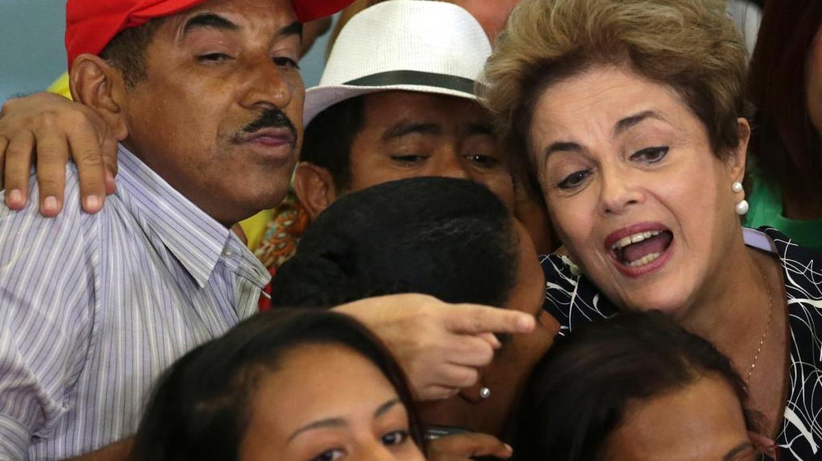 La presidenta de Brasil, Dilma Rousseff, a la derecha, aparece el viernes rodeada por simpatizantes luego de una ceremonia en Brasilia.