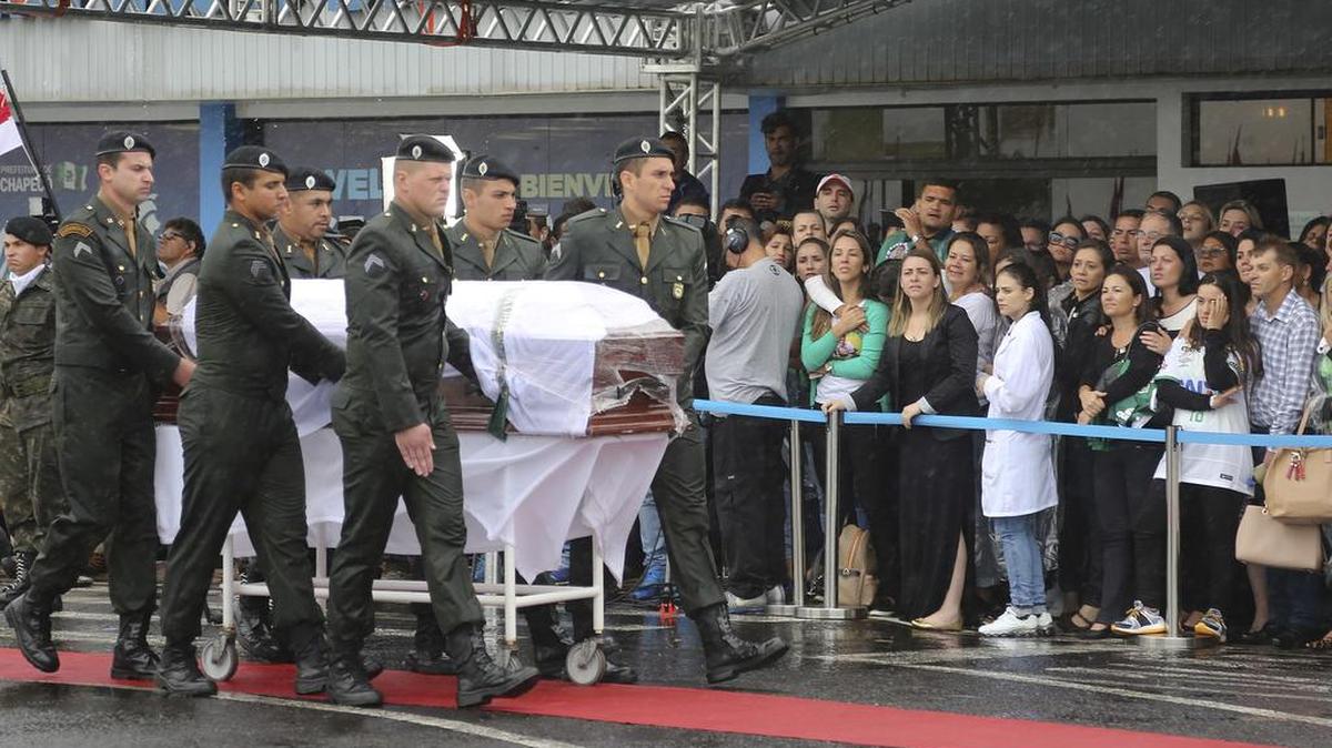 Los ataúdes llegan con los restos de las víctimas del equipo de fútbol Chapecoense, en Chapeco, Brasil, el sábado 3 de diciembre de 2016.