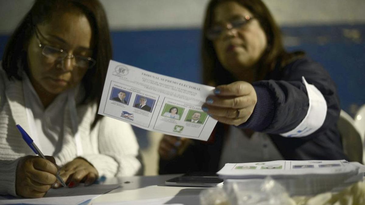 Una mesa de votación en una escuela de la Ciudad de Guatemala para elegir entre Jimmy Morales, de Frente de Convergencia Nacional (FCN), y Sandra Torres, de Unidad Nacional de la Esperanza (UNE), que se disputan hoy la Presidencia del país.