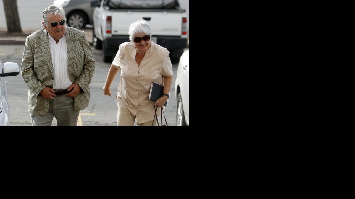 
El ex presidente de Uruguay, José Mujica, camina junto con su esposa Lucía Topolansky, hacia el palacio legislativo en Montevideo, donde asumió su cargo de senador.
