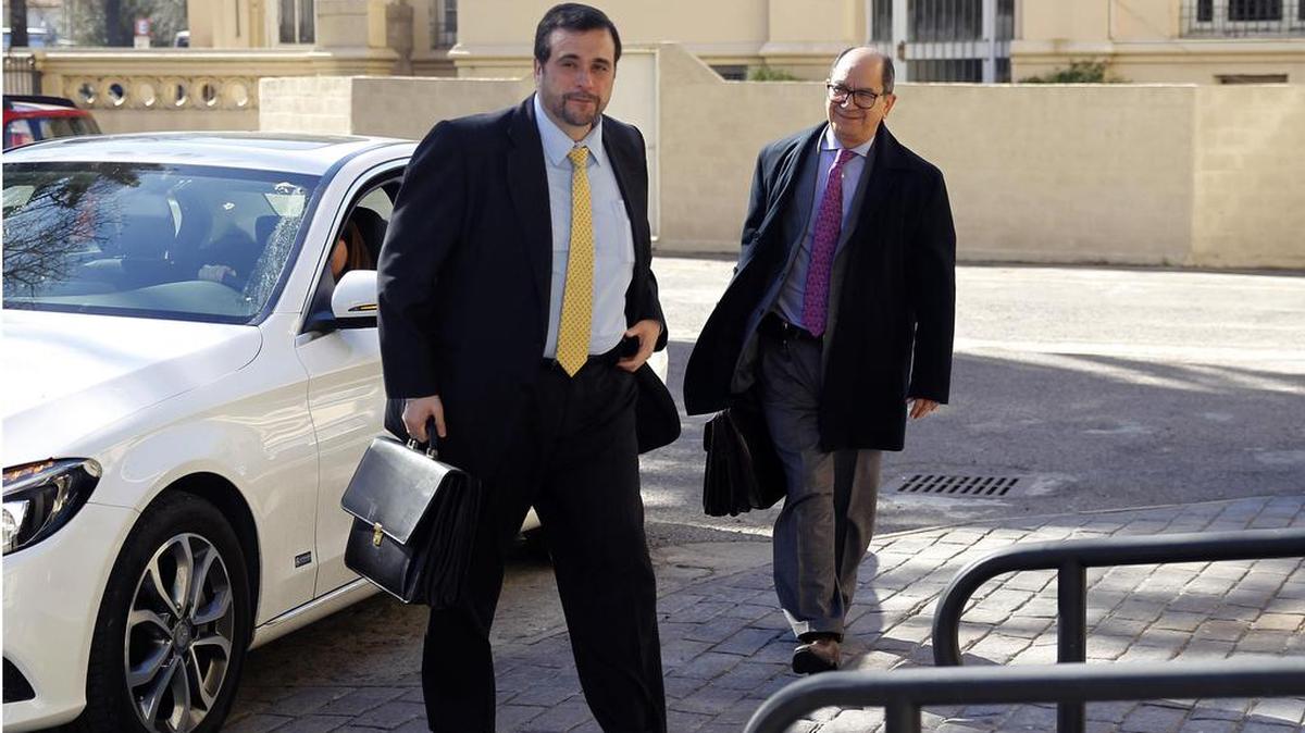El viceministro para las Relaciones Económicas y de Integración de Paraguay, Rigoberto Gauto Vielman (d), llega a la reunión de coordinadores del Mercosur en Montevideo (Uruguay) hoy, martes 23 de agosto de 2016.