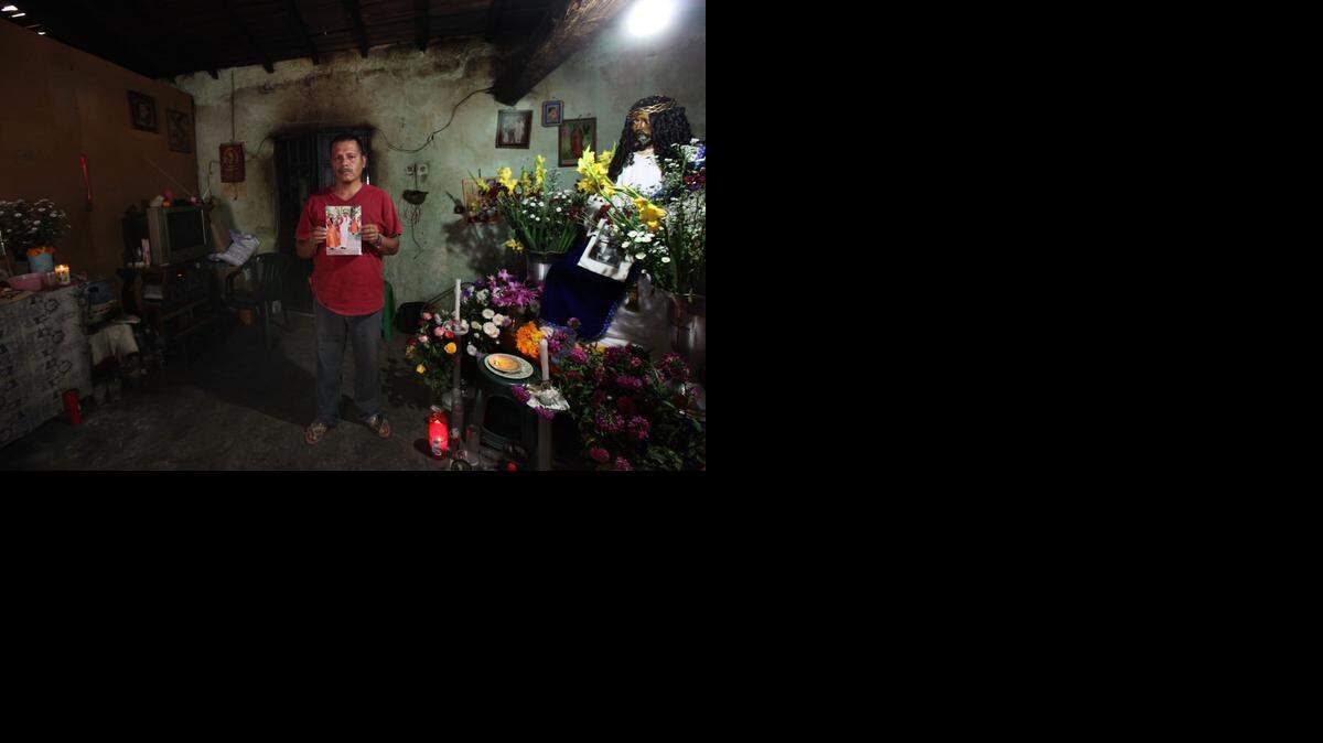 
Clemente Rodriguez sostiene una foto de su hijo Christian Rodriguez Telumbre, uno de los 43 estudiantes desaparecidos por la policía y los narcos, en Tixtla, Mexico.

