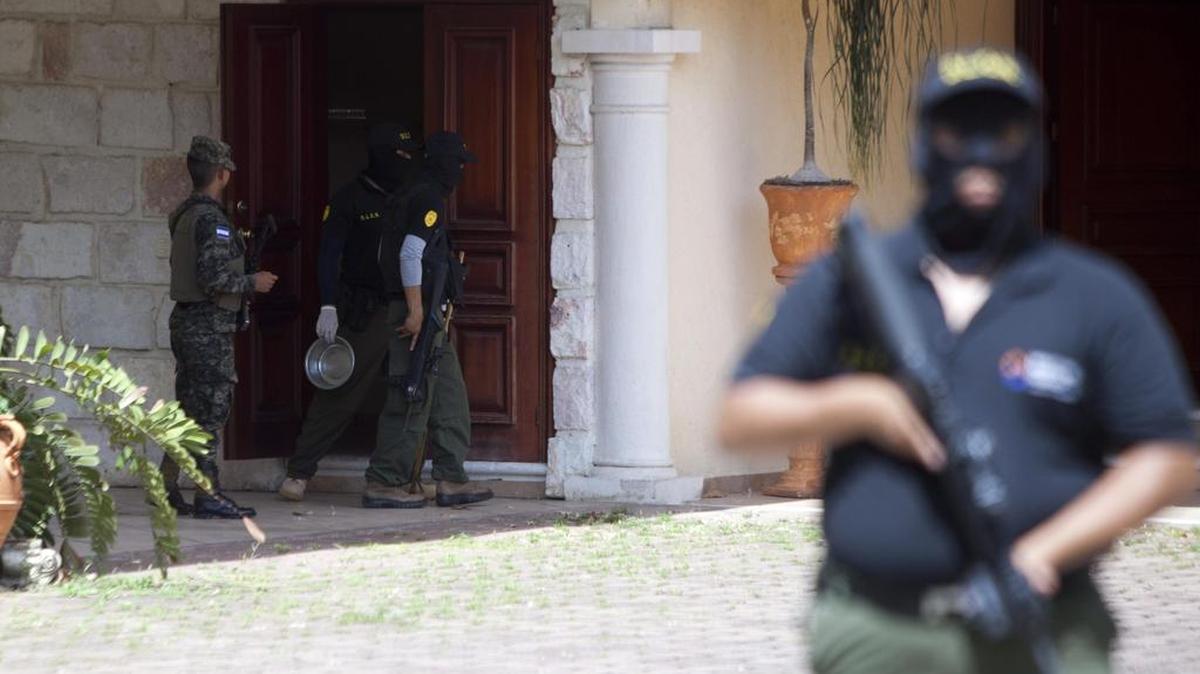 
Policías y agentes de la Fiscalía Contra el Crimen Organizado, la Dirección de Lucha contra el Narcotráfico (DLCN), la Agencia Técnica de Investigación Criminal (ATIC), con el apoyo de la Oficina Administradora de Bienes Incautados (OABI) y la Policía Militar del Orden Publico (PMOP) son vistos, el miércoles 14 de octubre de 2015, mientras aseguran la casa de Yankel Rosenthal en San Pedro Sula (Honduras), quien se encuentra detenido en Estados Unidos. El Ministerio Público de Honduras se aseguró hoy de al menos 19 empresas del Grupo Continental, que preside el político y banquero Jaime Rosenthal, acusados en EE.UU. por lavado de activos ligado al narcotráfico.
