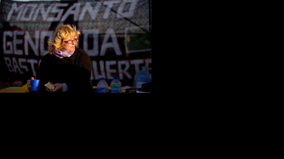 
Sofía Gatica participa en una protesta para bloquear camiones que llegan a la planta de Monsanto, la más grande de América Latina para almacenamiento de semillas transgénicas, en Malvinas Argentinas, Cordoba, Argentina. 
