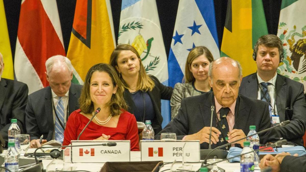 La ministra de Asuntos Exteriores de Canadá, Chrystia Freeland (2i), y el canciller peruano, Ricardo Luna (2d), copresidentes del Grupo de Lima, hablan al inicio de la tercera reunión ministerial del Grupo de Lima el jueves 26 de octubre de 2017, en Toronto, Canadá.