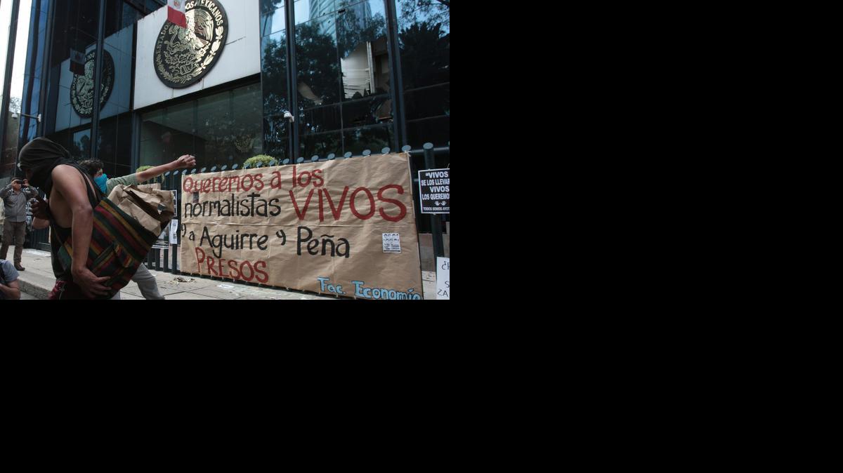 
Estudiantes de varias universidades protestan frente al edificio de la Procuraduría General de la República (PGR, Fiscalía) el miércoles 15 de octubre de 2014, acompañados de un grupo de jóvenes de la Normal Rural de Ayotzinapa, a la que pertenecen los desaparecidos, en Ciudad de México (México). Al grito de "Vivos se los llevaron, vivos los queremos", miles de estudiantes se manifestaron para exigir a las autoridades que aceleren las investigaciones para descubrir qué ha sido de los 43 estudiantes que desaparecieron el pasado 26 de septiembre en la ciudad de Iguala. 
