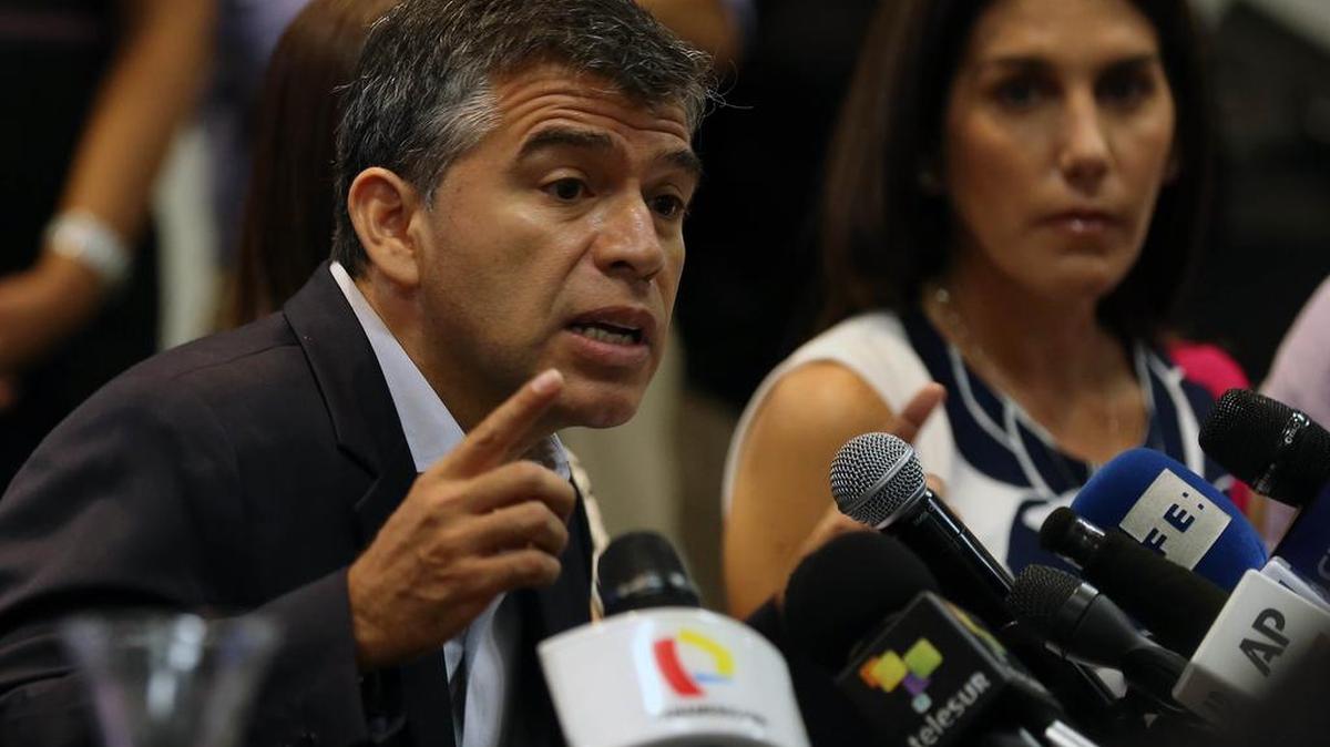 El líder del partido Todos por el Perú Julio Guzmán habla durante una conferencia de prensa convocada en un hotel de la capital peruana el jueves 10 de marzo de 2016.