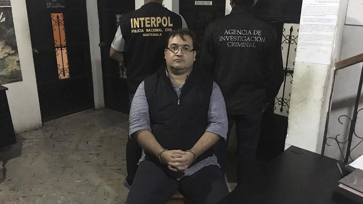 El ex gobernador del estado mexicano de Veracruz, Javier Duarte, posa escoltado por un agente de la oficina de Interpol en Guatemala, y un agente federal de México en un tribunal de Panajachel, Guatemala, sábado, 15 de abril de 2017.
