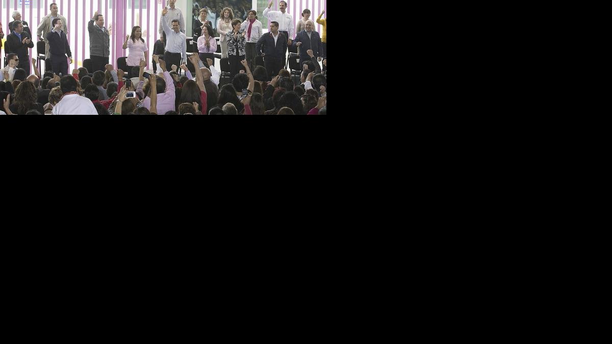 
El presidente de México, Enrique Peña Nieto (cen.), participa el martes en un acto público en Cuautitlán, en el Estado México, donde aseguró que su esposa, Angélica Rivera, aclarará personalmente los ‘señalamientos infundados’ sobre una casa que adquirió.
