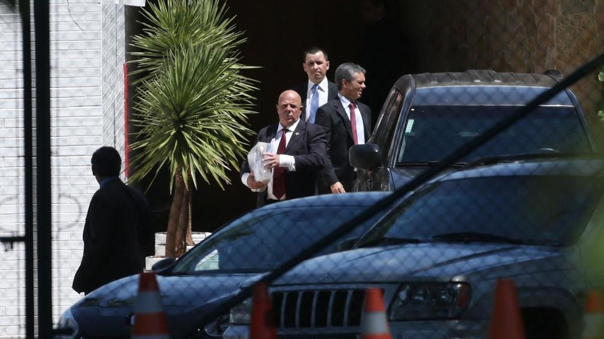 Agentes de la Policía Federal en Brasil durante un operativo anticorrupción en la capital del país.