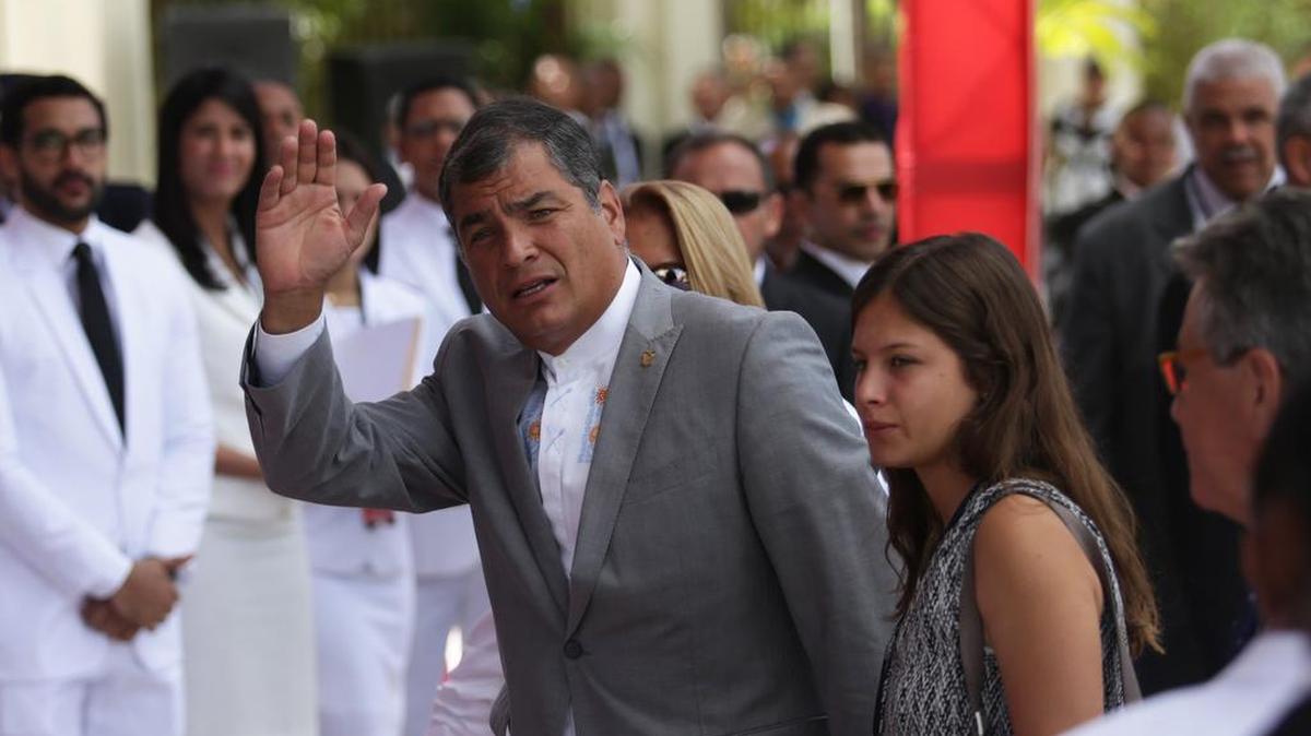 El presidente de Ecuador Rafael Correa (c) saluda a su llegada al acto de juramentación del segundo mandato del gobernante de República Dominicana, Danilo Medina, el martes 16 de agosto de 2016, en Santo Domingo (República Dominicana).
