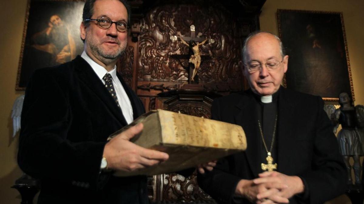 El Arzobispo de Lima, Cardenal Juan Luis Cipriani (der.), con el director de la Biblioteca Nacional del Perú, Ramón Mujica. Cipriani solicitó el sábado que el fundador de Sodalicio de Vida Cristiana, Luis Fernando Figari, responda ‘en la brevedad de lo posible’ por las denuncias de presuntos abusos sexuales a menores.