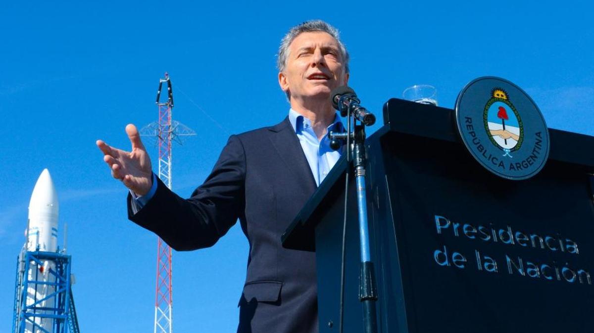 Fotografía cedida por la Presidencia de Argentina que muestra al presidente Mauricio Macri mientras pronuncia un discurso el viernes 9 de septiembre de 2016, en la Estación Espacial Punta Indio, en la provincia de Buenos Aires (Argentina).