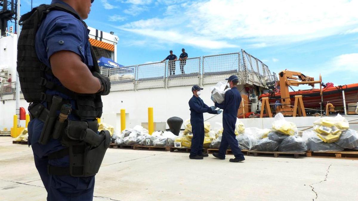 Oficiales del guardacosta descargan paquetas de cocaina el 4 de septiembre del 2014, en la base del guardacosta en Miami Beach. En dos operaciones una en aguas del Caribe y la otra en las costas de Panama, el guardacosta de Estados Unidos confiscó más de 2,800 kilos de cocaina, con un valor de mas de 93 millones de dolares.