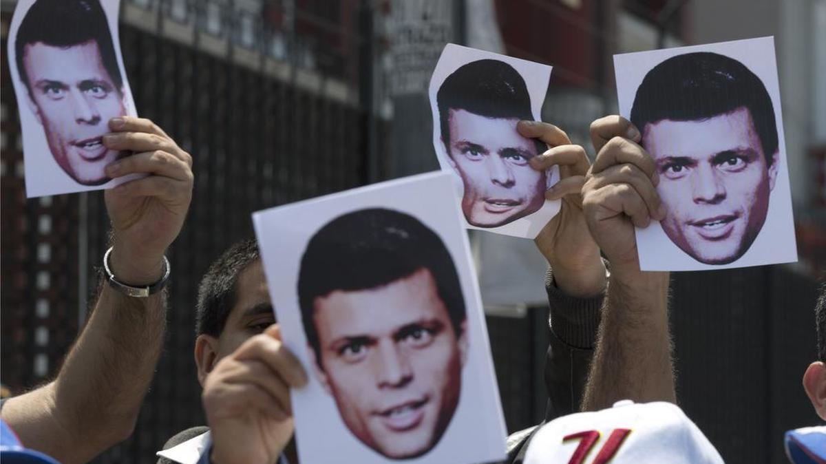 
Residentes venezolanos y simpatizantes del líder opositor Leopoldo López protestan frente a la embajada de Venezuela en Lima, Perú, el sábado 12 de septiembre. 
