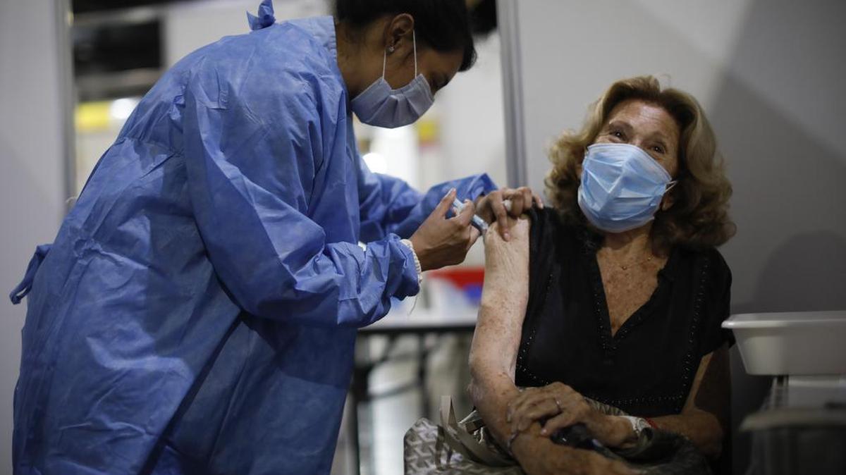Una paciente recibe una inyección con la vacuna AstraZeneca para COVID-19 en Buenos Aires, el 22 de febrero del 2021.