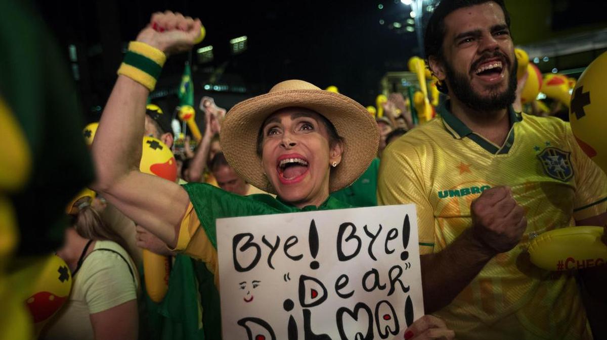 Brasileños siguen el domingo 17 de abril de 2016, la votación de la Cámara de Diputados de Brasil que decidirá si el proceso con miras a la destitución de la mandataria brasileña Dilma Rousseff, llegue a la instancia definitiva del Senado en la avenida Paulista en Sao Paulo (Brasil).