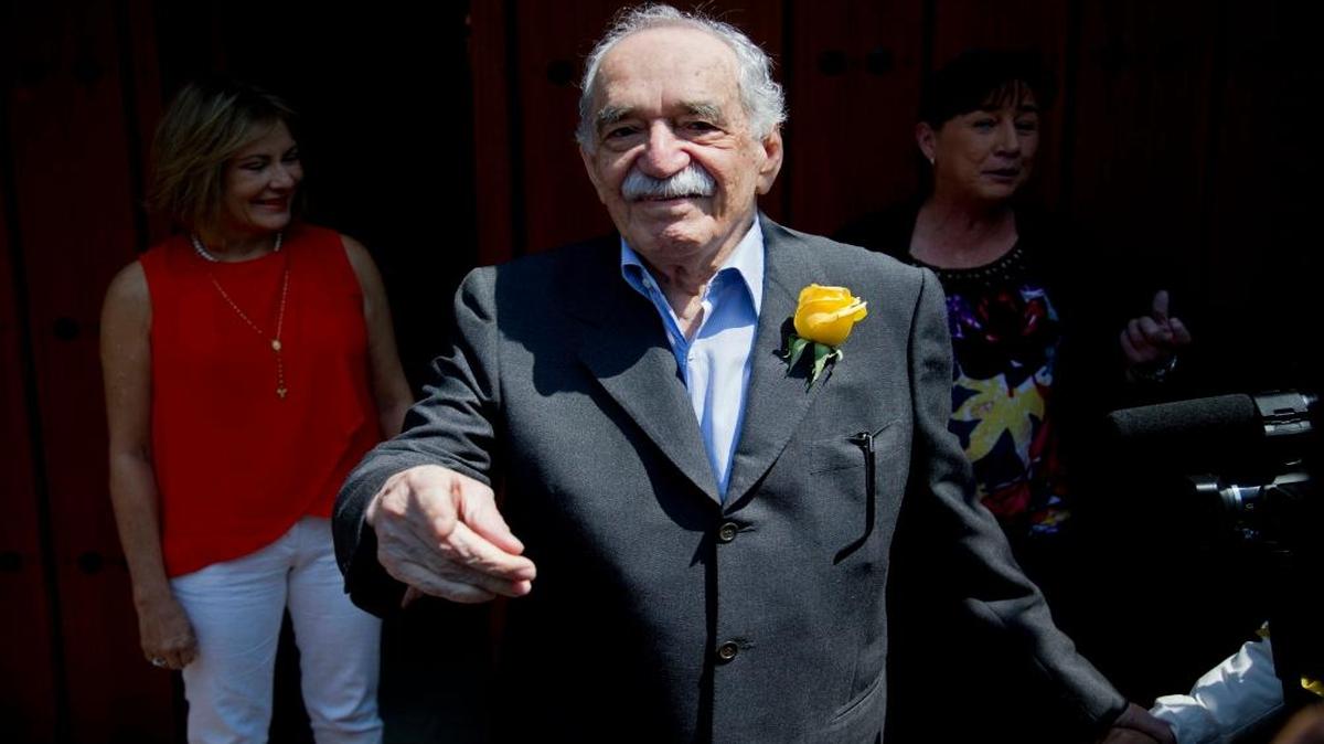 En esta foto de archivo del 6 de marzo de 2014, Gabriel García Márquez saluda a los aficionados y reporteros fuera de su casa en su cumpleaños en la Ciudad de México. El premio Nobel de Literatura colombiano falleció este año el 17 de abril. Sus trabajos extravagantes y melancólicos superaron todo lo publicado en español excepto la Biblia, y es considerado el escritor español más popular desde Miguel de Cervantes en el siglo XVII. La épica novela de 1967 "Cien años de soledad" vendió más de 50 millones de copias en más de 25 idiomas.