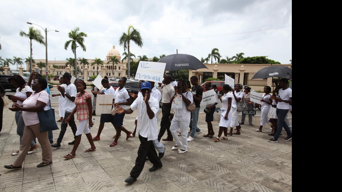 
Manifestantes dominicanos de ascendencia haitiana, del movimiento Reconoci.do, protestan frente al Palacio Nacional en el 2013, en Santo Domingo, por la supuesta negativa de las autoridades de entregarles cédulas de identidad y actas de nacimiento a los dominicanos hijos de haitianos. 
