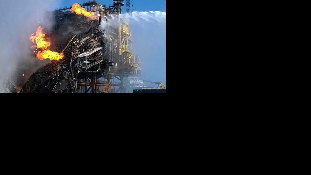 
Personal especializado intenta apagar el fuego en la plataforma Abkatun A-Permanente de Pemex, en el Golfo de México, el miércoles.
