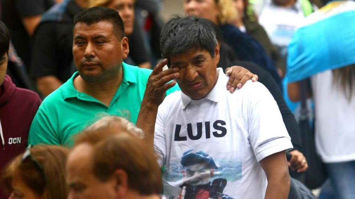 Familiares, amigos y simpatizantes de los 44 tripulantes argentinos del submarino ARA San Juan, desaparecido desee hace 18 días, marchan el domingo 3 de diciembre de 2017, en la ciudad de Mar del Plata (Argentina).
