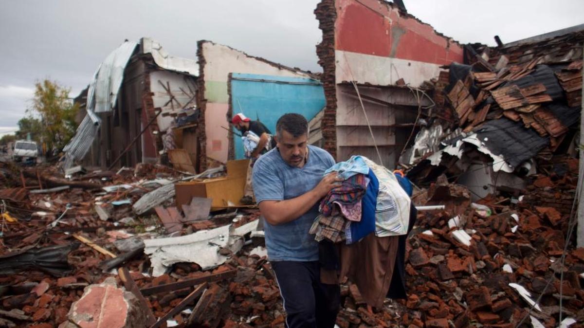 Residentes de Dolores, Uruguay, tratan de salvar sus pertenencías el sábado, tras el paso de un tornado. Las autoridades decretaron la alerta naranja el domingo en todo el país por las torrenciales lluvias.