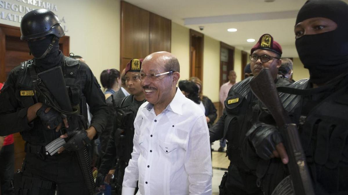 El exministro de Industria y Comercio de República Dominicana, Temístocles Montás (c), asiste a una audiencia ante los jueces de la Suprema Corte de Justicia (SCJ) el sábado 8 de julio de 2017, en Santo Domingo (República Dominicana).